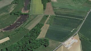 Der geplante Standort liegt an der Kreisstraße zwischen Neunstetten und Windischbuch, gegenüber des Lagerortes für die Windradteile.