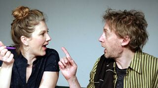 Nicola Trub und Boris Pietsch glänzen im Torturmtheater Sommerhausen als Louise und Tom in dem Stück „Keiner hat gesagt, dass du ausziehen sollst“ von Nick Hornby.