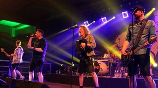 Die Troglauer aus der Oberpfalz sorgten mit „Folxmusik“ für eine ausgelassene Stimmung in der Ladehalle der Distelhäuser Brauerei.