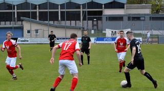 Trotz des 3:1-Siegs gegen die SpG Balbachtal am Samstagnachmittag, ist Assamstadts Trainer Reiner Marschick nicht zufrieden mit der Leistung seiner Mannschaft. „Wir hätten deutlich höher gewinnen müssen“, sagte er. Der TSV Assamstadt (am Ball Jonas Wagner) hat weiterhin beste Chancen auf den Aufstieg in die Landesliga.