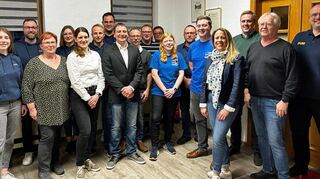 Neuwahlen bei der Hauptversammlung im Vereinsheim: Das Bild zeigt das Vorstandsteam der DLRG Königheim zusammen mit Bürgermeister Ludger Krug (Zweiter von rechts).