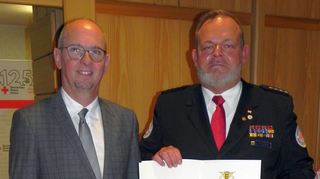 Bürgermeister Markus Günther überreichte Markus Huber die Landesehrennadel mit Urkunde.