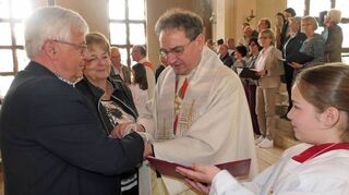 In einem besonderen Gottesdienst wurden die Jubelehepaare der vergangenen drei Jahre in der Seelsorgeeinheit Freudenberg einzeln gesegnet.