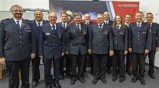 Hohe Auszeichnungen erhielten bei der Versammlung des Kreisfeuerwehrverbands Gerd Mayer aus Mudau (vordere Reihe, Dritter von links) und Roland Schäfer (vordere Reihe, Vierter von links).