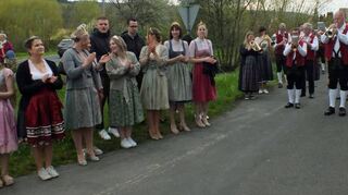 Mit der großen Weinprobe wurde am Samstag auf das bevorstehende Dertinger Weinfest eingestimmt. Weinhoheiten aus Franken und Baden waren zur Abholung der Weinprinzessin in die Ortschaft gekommen, um Weinprinzessin Katharina Flegler gemeinsam mit der Musikkapelle zur Halle zu geleiten.
