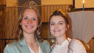 Die Badische Weinkönigin Jessica Himmelsbach (links) führte fachlich überaus kompetent durch die große Weinprobe in der Dertinger Mandelberghalle. Mit ihr freut sich Weinprinzessin Katharina Flegler auf das bevorstehende Weinfest.