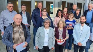 Zahlreiche Mitglieder wurden bei der Jahreshauptversammlung des VdK-Ortsverbands Adelsheim/Sennfeld mit Seckach/Zimmern für 25 und zehn Jahre Mitgliedschaft geehrt. Das Bild zeigt sie mit dem Vorstandsteam, Marion Kirchgeßner vom Kreisverband und Bürgermeister Wolfram Bernhardt.