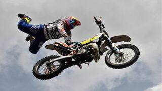 Eine waghalsige Stuntshow wurde gezeigt und stieß auf reges Interesse und großen Beifall.