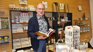 Rainer Moritz feierte vor einigen Wochen seinen 70. Geburtstag. Er ist Buchhändler in Bad Mergentheim, gehört den Grünen seit über 40 Jahren an und wünscht sich einen attraktiven Gänsmarkt vor seiner Ladentüre. In seiner Buchhandlung sind mittlerweile auch regionale Produkte als Geschenkartikel für Touristen und Einheimische zu haben.