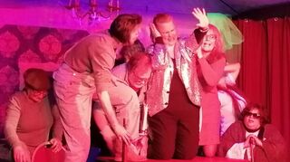 Beeindruckend ist die Aufführung des Stücks „Die Spielverderber“ von Michael Ende durch die „Gewölbegaukler“ des Wertheimer Kleinkunstvereins Convenartis, die am Samstag Premiere feierten. Am Ende der Handlung wird klar: Es gibt keinen Ausweg mehr. Die Spielverderber haben sich verzockt.