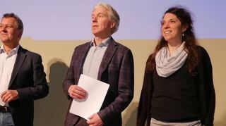 Sandra Trösch eröffnete gemeinsam mit dem Galeristen Johannes Schwab und Bürgermeister Wolfgang Stein (links) ihre Ausstellung in Wertheim