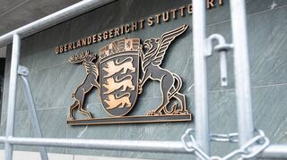 Das Wappen des Landes Baden-Württemberg am Eingang des schwer bewachten Oberlandesgerichts in Stuttgart-Stammheim. Dort läuft unter Hochsicherheitsbedingungen der Prozess gegen den Bobstadter Ingo K., dem mehrfacher Mordversuch vorgeworfen wird.