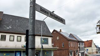 Im Sanierungsgebiet „Untere Vorstadtstraße“ treten Mängel an Gebäuden auf. Das Gebiet erstreckt sich bis zur Marsbachstraße sowie die Innenstadt.
