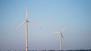 Ende 2024 sollen sich im Wald zwischen Bretzingen und Waldstetten die ersten Windräder drehen. Projektierer Harald Endreß von der ZEAG Erneuerbare Energien GmbH stellte dem Hardheimer Gemeinderat am Montag den aktuellen Stand der Planungen vor. Dabei wurde deutlich: Statt fünf werden nur vier Anlagen gebaut.