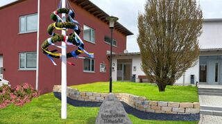 Im Rahmen des Programms „Flächengewinnung durch Innenentwicklung“ sollen nach den Plänen des Ortschaftsrats der Platz für den Maibaum vom alten Rathaus vor das Bürgerhaus verlegt und das Außengelände ansprechend gestaltet werden.