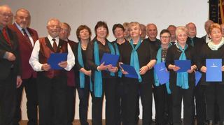 Wolfgang Runge, Präsident des Sängerbundes Badisch-Franken (links), ehrte beim Gruppensingen der Sängergruppe II verdiente Sängerinnen und Sänger für 25, 40, 50, 60 und 65 Jahre aktives Singen im Chor. Auf unserem Bild die Geehrten mit (von rechts) Boxbergs Bürgermeisterin Heidrun Beck und Gruppenvorsitzendem Dieter Weber.