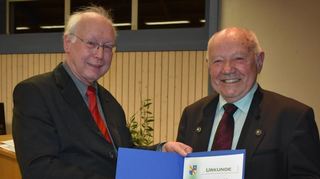 Für 26 Jahre als Schatzmeister und 31 Jahre als Schriftführer beim Gesangverein Eintracht Windischbuch ehrte Präsident Wolfgang Runge (links) Karl Schneider mit der Ehrenurkunde und Goldenen Ehrennadel des Sängerbundes Badisch-Franken.