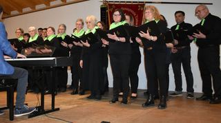 Der Sängerbund Epplingen unter Leitung von Claudio Berberich eröffnete mit den Chorvorträgen „Adieums“ und „Gabriellas Lied“ das Gruppensingen 2023 der Sängergruppe II in der Festhalle Schweigern.