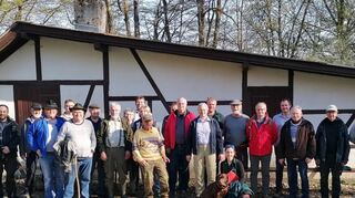 Der Seckacher Gemeinderat schaute sich bei der Waldbegehung im Forst um.