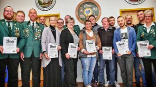Langjährige Mitglieder wurden bei der Generalversammlung des Schützenvereins Hettingen geehrt. Das Bild zeigt den Vorstand und die Geehrten.