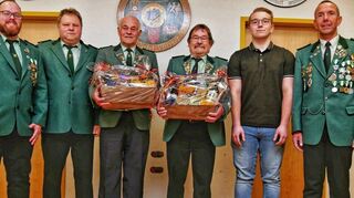 Der ausscheidende Kassenwart Günter Leitz (Dritter von links, Kassenwart) und der ebenfalls ausscheidende Sportleiter Anton Schmitt (Vierter von links).