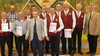 Die für langjährige Mitgliedschaft und aktives Singen anwesenden Geehrten des Sängerkranzes Markelsheim.