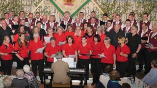 Der Männerchor des Sängerkanzes und der Projektchor „Sunday Voices“ vereinigten sich im Finale zu einem imposanten Klangkörper.