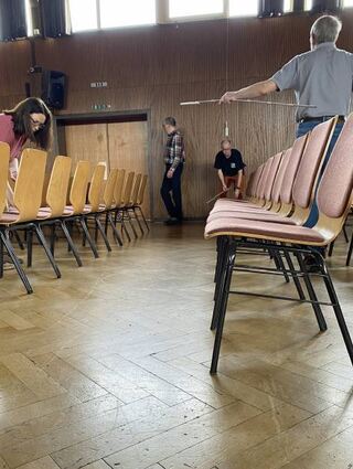 Da ist Maßarbeit gefragt: Die Stuhlreihen in der Baulandhalle stehen exakt 56 Zentimeter voneinander entfernt.