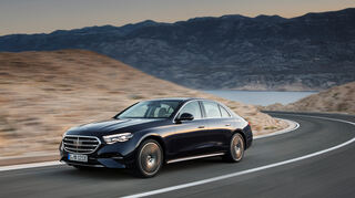 mid Groß-Gerau - Klassiker: Die E-Klasse wird es auch wieder mit dem Traditions-Grill geben, auch wenn die sportlichere Front mit großem Stern häufiger im Straßenbild auftaucht.