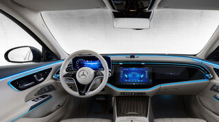 mid Groß-Gerau - Sportlich-gediegen: das klassisch-moderne Cockpit der neuen E-Klasse.