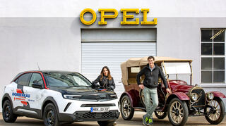 mid Groß-Gerau - Olaf and Alexandra Dobberkau zwischen den Opel-Welten von damals und heute.