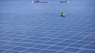 Mitarbeiter prüfen Module in einem im Solarpark mit rund 75 Hektar Größe. Diese Fläche umfasst mehr als 120 Fußballfelder. Ähnliche Dimensionen würde ein Solarpark um die Birkhöfe nahe Creglingen-Lichtel haben.