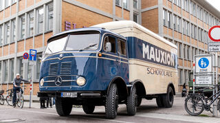 mid Groß-Gerau - "Tausendfüßler" 16-Tonnen-Lkw Mercedes-Benz LP 333 aus dem Jahr 1960 mit Mauxion Schokolade-Kofferaufbau: Bei dem dreiachsigen handelt es sich um einen der wenigen noch existierenden und fahrbereiten Frontlenker mit doppelter Vorderachse.