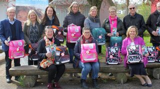 Mitglieder des Kiwanis-Clubs Buchen-Walldürn haben 13 Schulranzen mit Mäppchen und Turnbeutel an Vertreterinnen hiesiger Grundschulen übergeben. Diese Spenden sind für bedürftige Kinder bestimmt.
