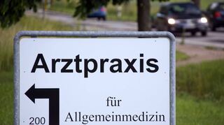 Das Beispielbild zeigt den Weg zur Arztpraxis eines Allgemeinmediziners – in Bad Mergentheim hallt die Schließung von gleich drei Praxen immer noch nach.