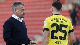 Wenn die Spielvereinigung Unterhaching mit ihrem Präsidenten Manfred Schwabl nicht in die dritte Liga will oder darf, dann stünde für den FC Würzburger Kickers noch ein Hintertürchen offen.