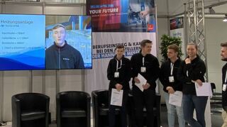 Bei der Preisverleihung auf der Hannover Messe: Die Kurtz-Ersa-Auszubildenden (von links) Anton Siemon (auf dem Bildschirm zu sehen), Antonin Hepp, Johannes Heroth, Marius Rösch, Alissa Reuber und Eric Ullrich, der das Team unterstützte.