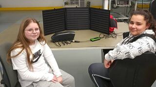 Einen E-Bike-Akku mit Solaraufladung haben sich Selina Ibishi (rechts) und Aurella Ala (links) von der Eduard-Mörike-Gemeinschaftsschule Bad Mergentheim überlegt. Betreut werden sie bei ihrem Vorhaben von der Firma Ansmann AG.