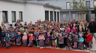 Mit Sportbeuteln, die mit einem Edelfinger Logo „I love Edelfingen“ bedruckt sind, stattete Ortsvorsteher Detlef Heidloff vor kurzem die Kinder der Kindertagesstätte am Taubergrund und der Taubergrundschule aus.