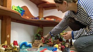 Die letzten Handgriffe in der Wichtelecke: Leiterin Janina Kleinschrot will im Kindergarten Oberstetten auf Plastik weitgehend verzichten und mit setzt auf Naturmaterialien.