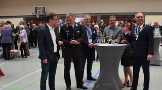Das Miteinander stand beim Jahresempfang im Fokus. Deshalb wurden alle im musikalischen Rahmen miteingebunden. Erster Landesbeamter Dr. Björn-Christian Kleih (links), Oberstleutnant Mark Sterk (Zweiter von links) und Bürgermeister Markus Günther (rechts) unterstützten das Sextett mit Klatschen und Schnipsen.