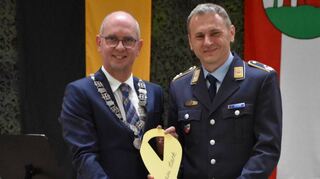 „Gelbe Schleifen“ werden an den Walldürner Ortseingängen als Zeichen der Wertschätzung und Solidarität der Stadt gegenüber der Bundeswehr befestigt.