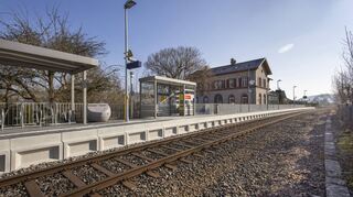 Das Bild zeigt die erneuerte Bahnstation in Edelfingen. Am „Solymar“ ist nun auch wieder ein Halt denkbar.