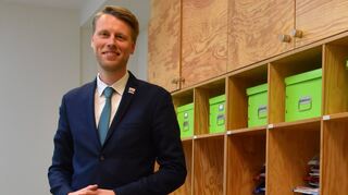 Oberbürgermeister Markus Herrera Torrez in einem Klassenzimmer der Otfried-Preußler-Schule auf dem Wartberg. Nach vier Jahren hat er die Hälfte seiner Amtszeit erreicht.