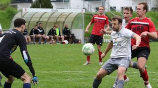 Der TSV Althausen/Neunkirchen (in Rot) spielt immerhin unentschieden und gibt somit die Rote Laterne ab.