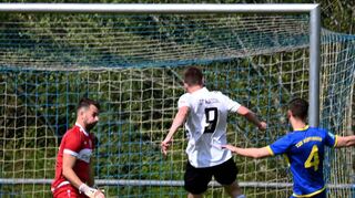 Luca Rohde (Nummer 9) traf beim Landesliga-Gastspiel der Nassiger in Höpfinger gleich zweimal und stellte früh die Weichen auf Auswärtssieg.