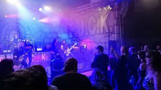 F.U.C.K. zog viele Rockliebhaber zum Auftakt des Dertinger Weinfestes mit einem abwechslungsreichen Programm und einer mitreißenden Bühnenshow an.