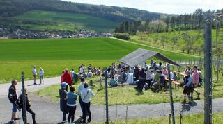 Strahlender Sonnenschein war der Wegbegleiter der vielen Wanderfreunde, die anlässlich des Dertinger Weinfestes auf dem Weinwanderweg unterwegs waren. An zwei Stationen wurden Schoppen ausgeschenkt.