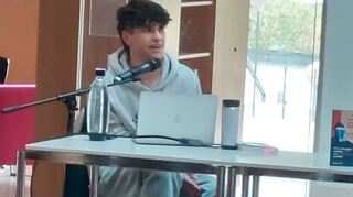 Jungautor Norman Wolf im Dialog mit den Schülern der Realschule Osterburken.