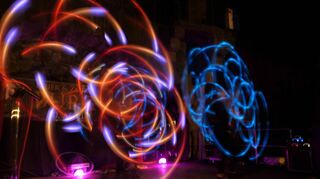 Magisches Lichterspiel aus LED und Bewegung beim Auftritt der Fairy Elements anlässlich von „Feuer und Zauber“ auf der Wertheimer Burg.